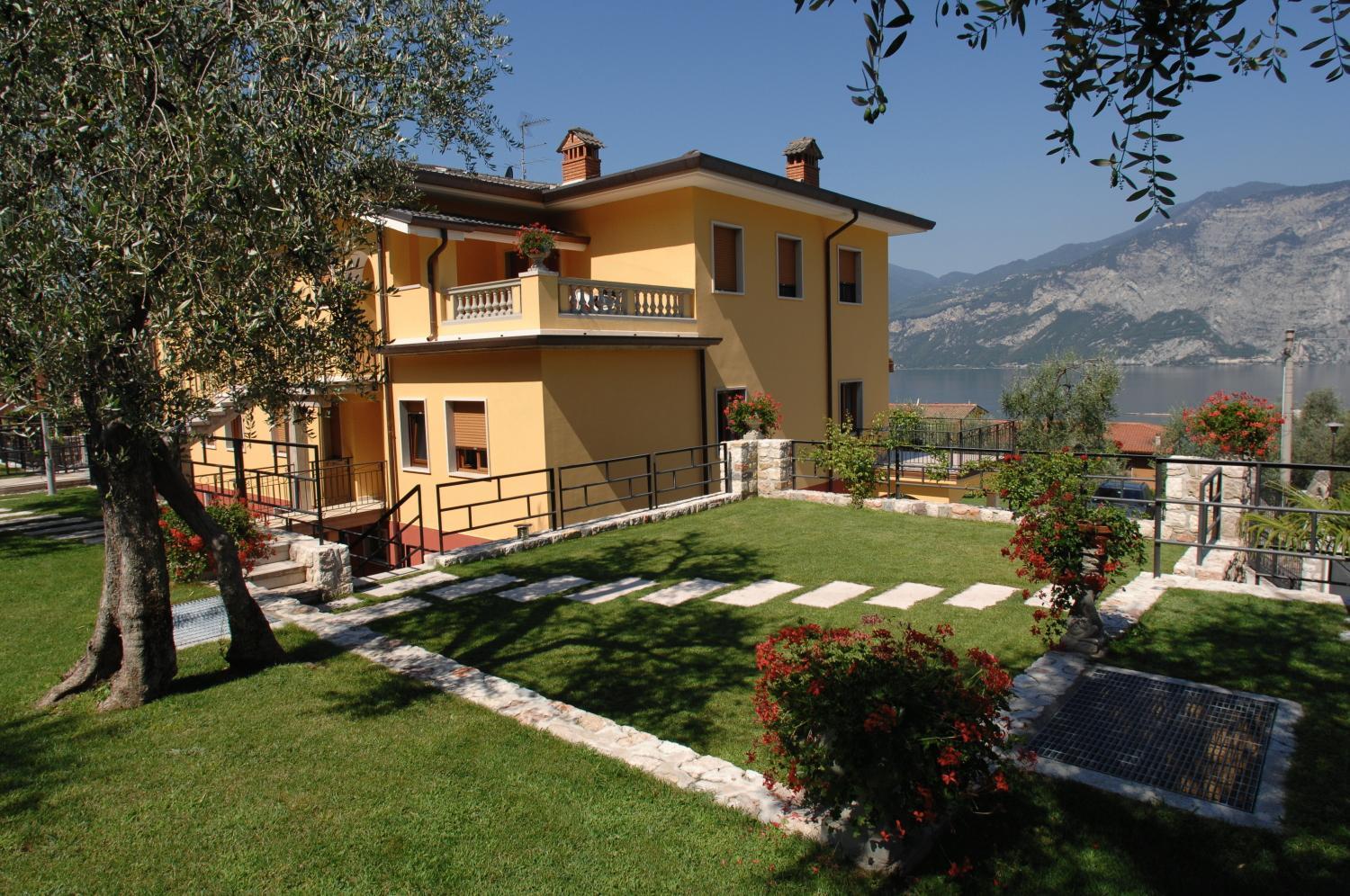 Villa Due Leoni - Residence Бренцоне-суль-Гарда Экстерьер фото