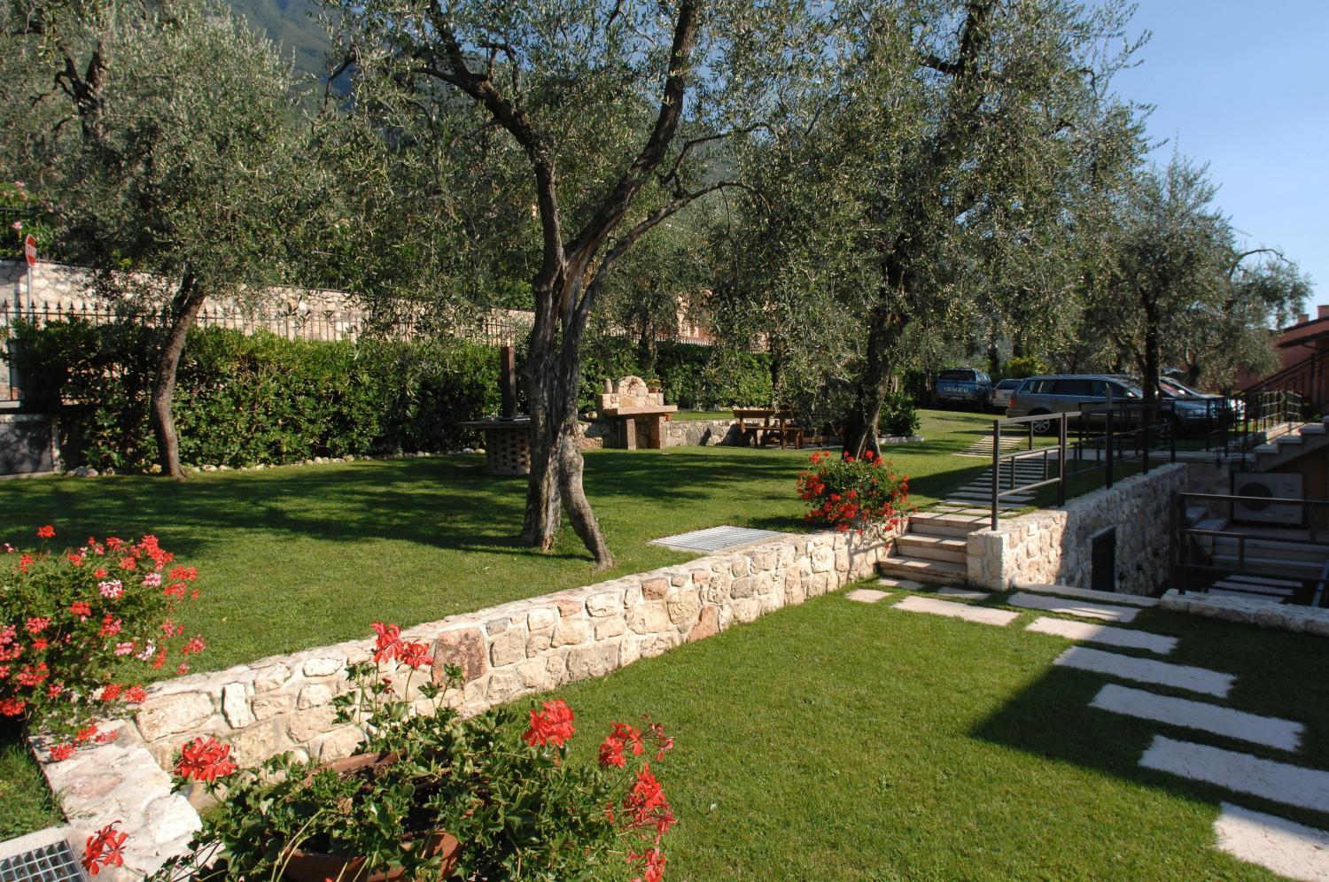 Villa Due Leoni - Residence Бренцоне-суль-Гарда Экстерьер фото