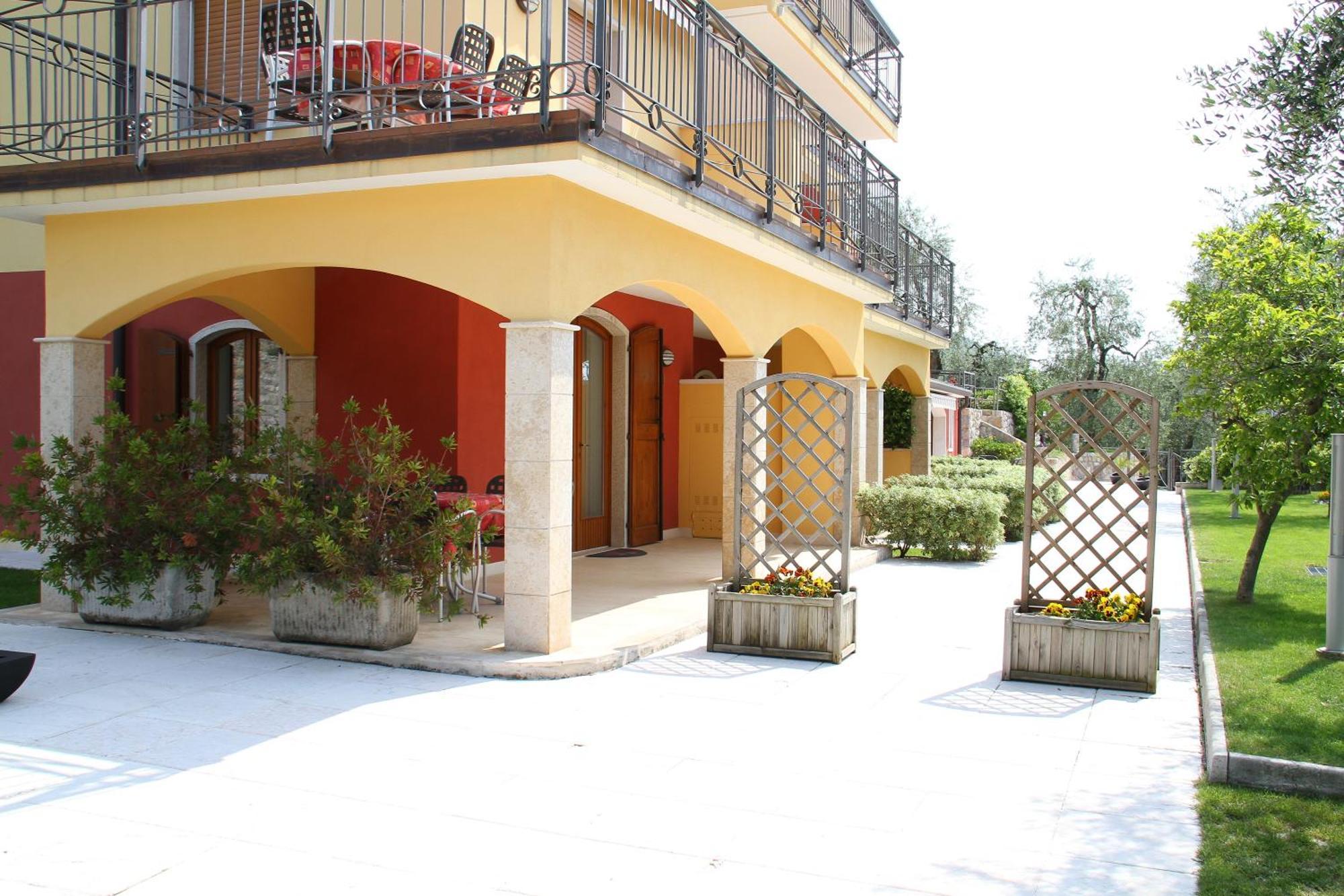Villa Due Leoni - Residence Бренцоне-суль-Гарда Экстерьер фото